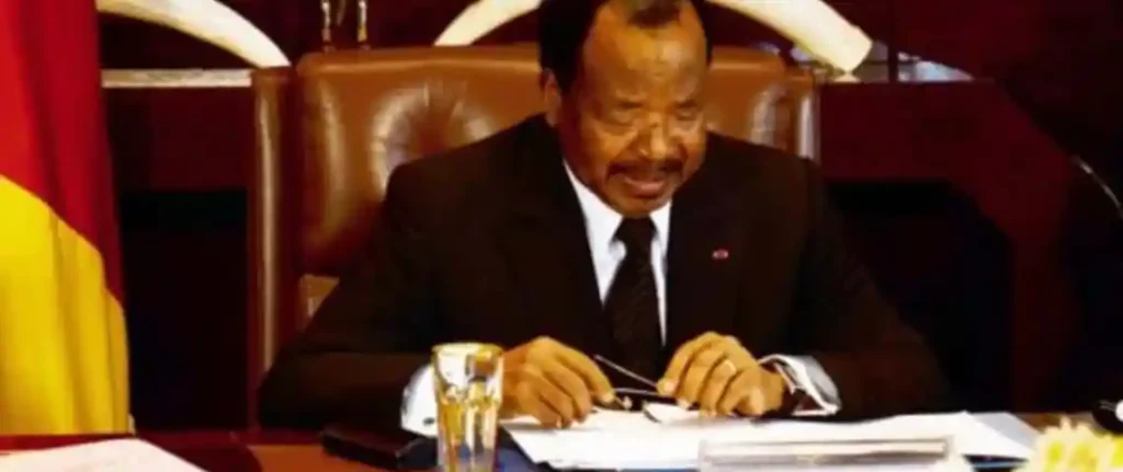 Photographie de Paul Biya lors d'une cérémonie de nomination officielle.
