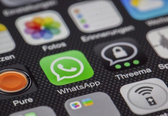 Gros plan sur un écran de smartphone avec des icônes d'applications populaires (WhatsApp).